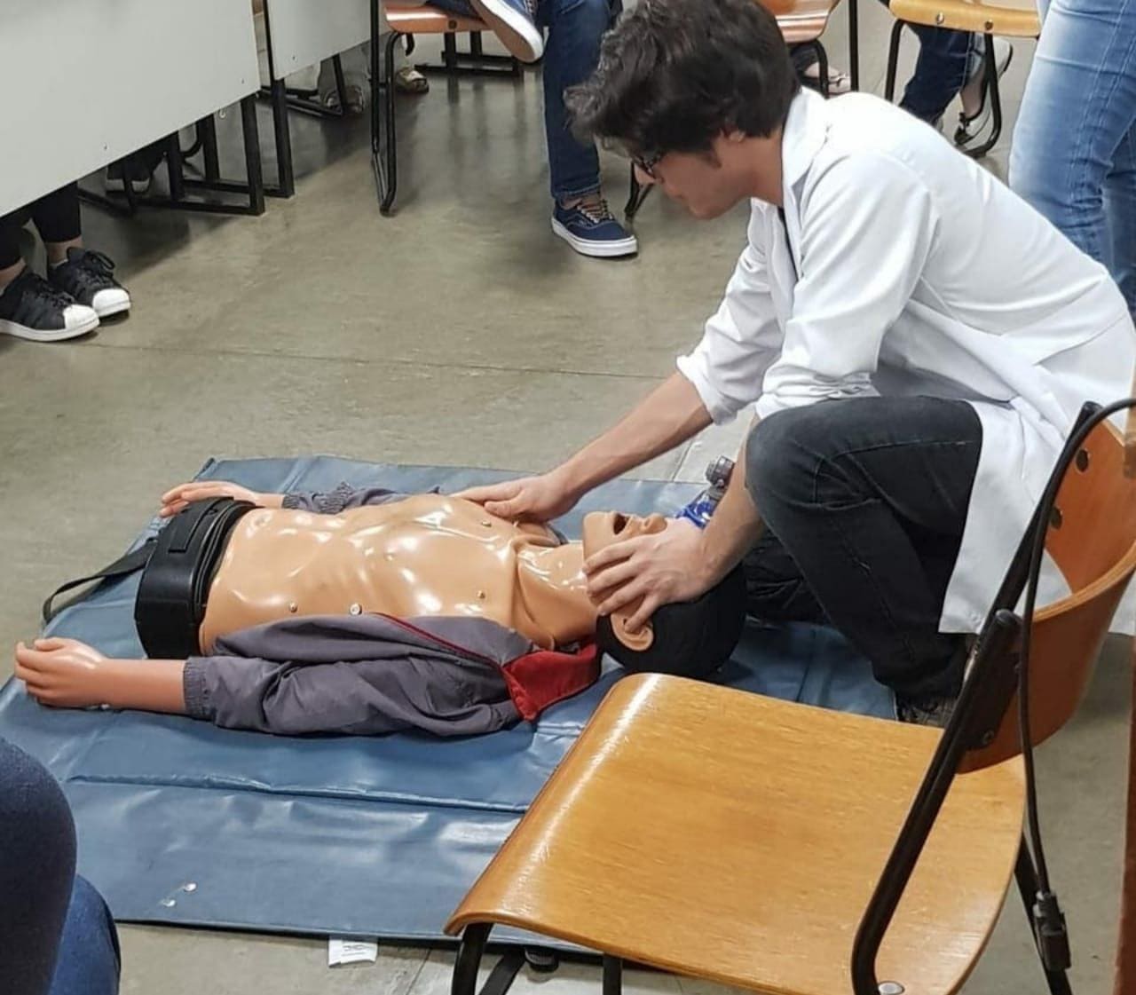 Imagem representando aluno analisando corpo do boneco