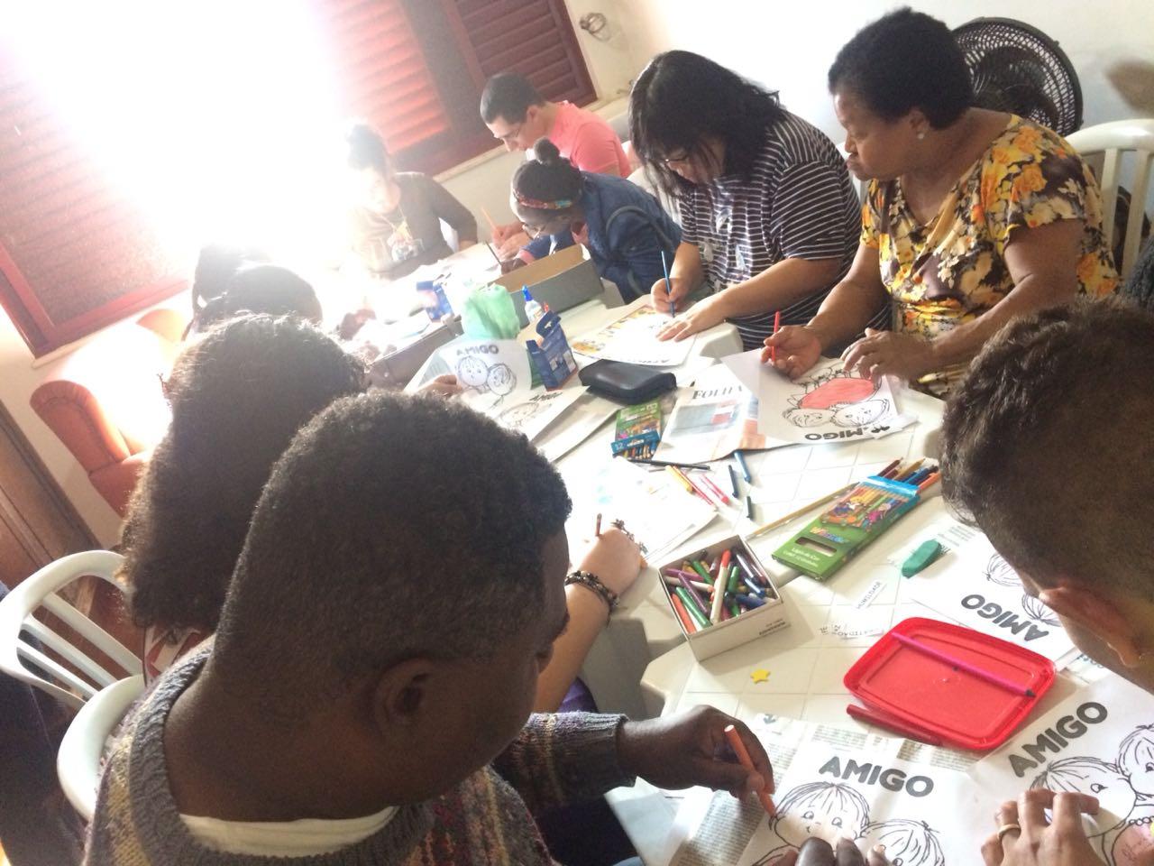 Grupo colorindo desenho sobre amigos