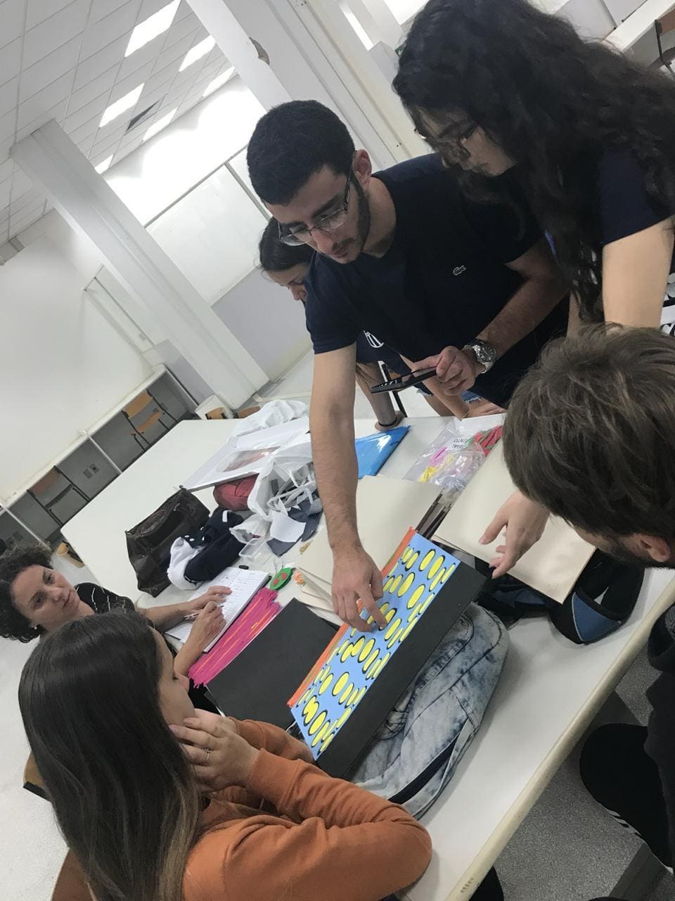 Imagem representando alunos apresentando as colagem de tecidos