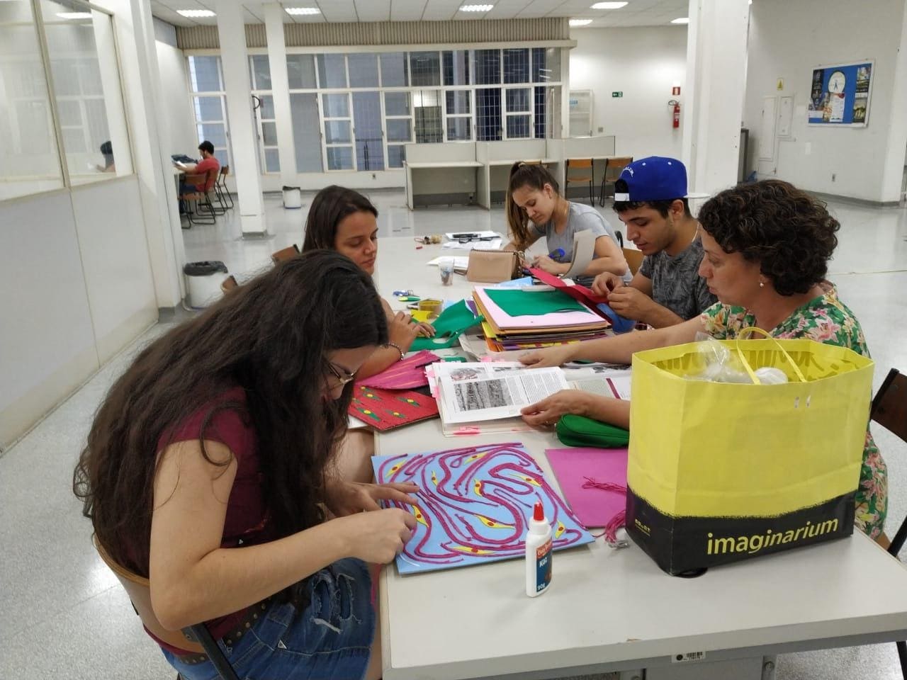 Imagem representando alunos fazendo colagem de