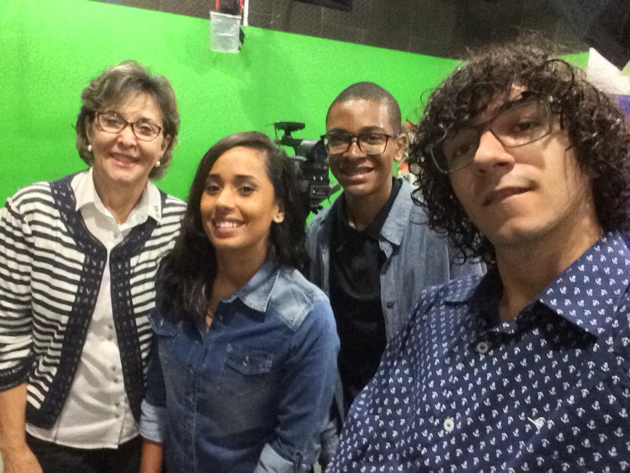Foto de alunos e professores do projeto rede de leituras