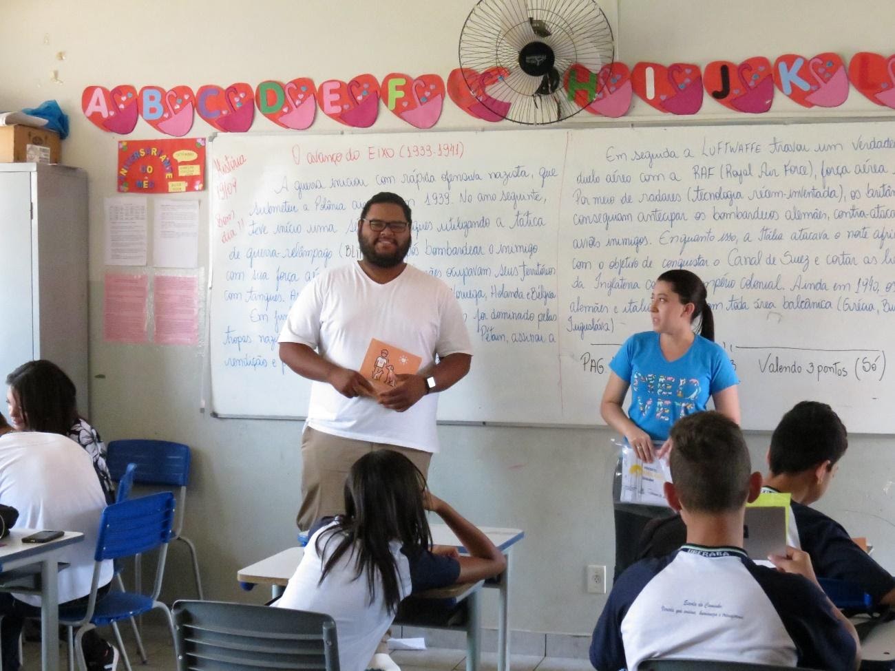 Imagem representando uma apresentação para os alunos no projeto Fiel Camarada