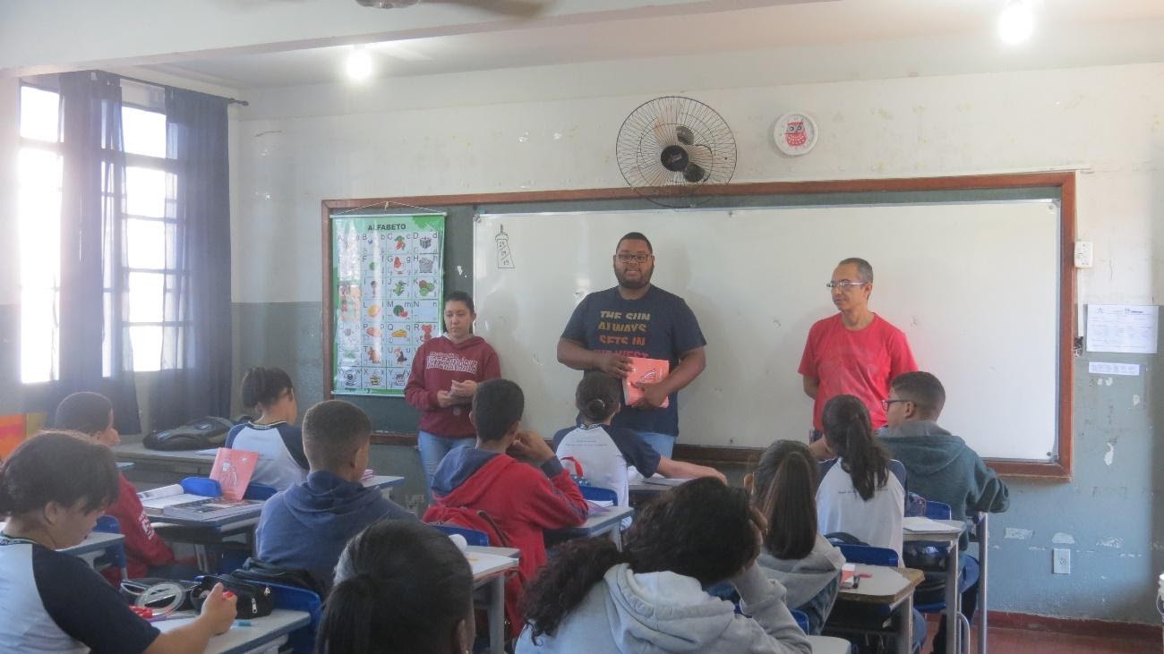 Imagem representando uma apresentação para os alunos no projeto Fiel Camarada