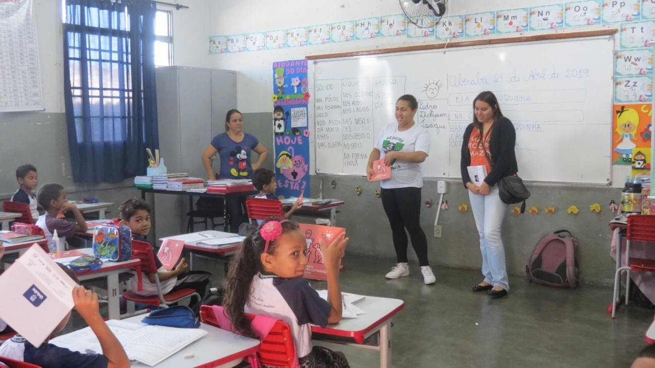 Imagem representando uma apresentação para os alunos no projeto Fiel Camarada
