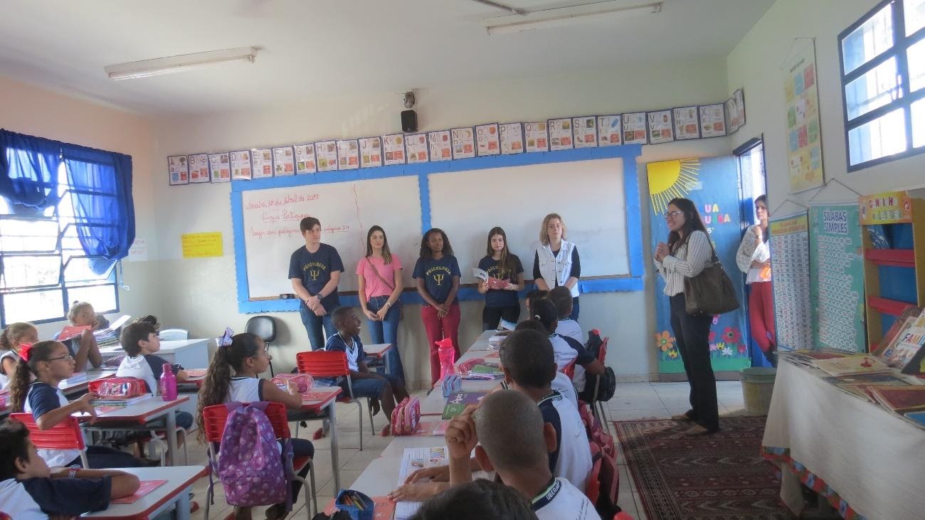 Imagem representando uma apresentação para os alunos no projeto Fiel Camarada