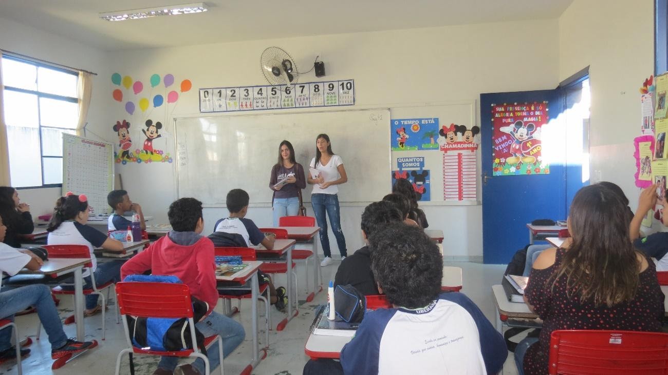 Imagem representando uma apresentação para os alunos no projeto Fiel Camarada