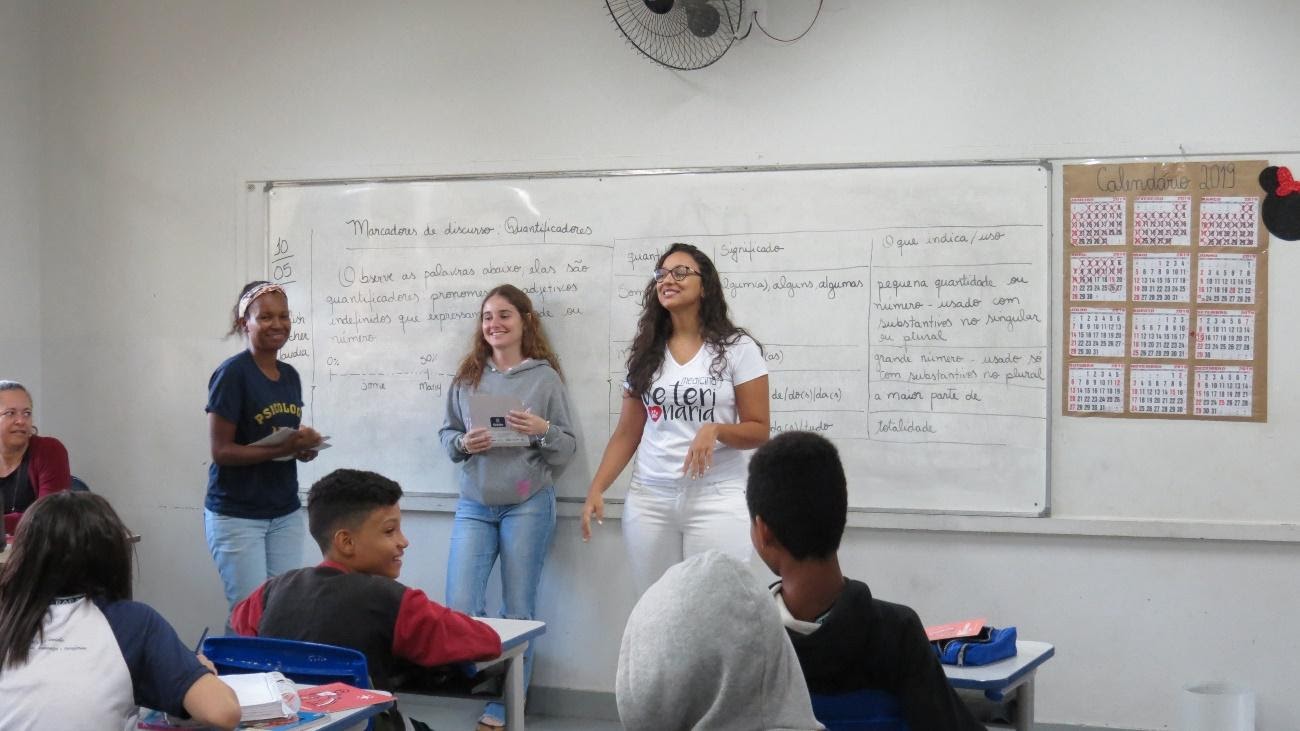 Imagem representando uma apresentação para os alunos no projeto Fiel Camarada