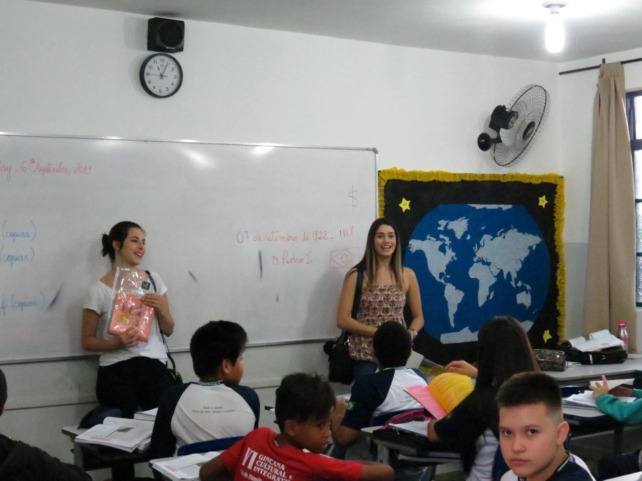 Imagem representando uma apresentação para os alunos no projeto Fiel Camarada