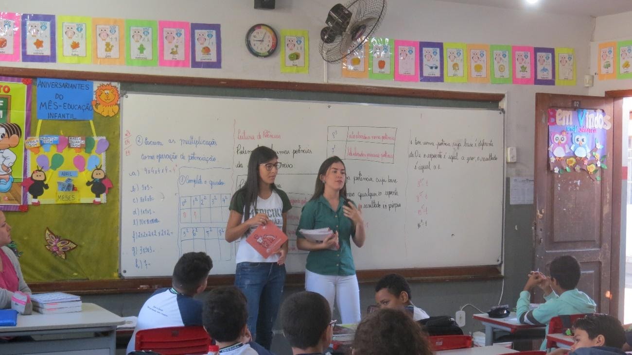 Imagem representando uma apresentação para os alunos no projeto Fiel Camarada