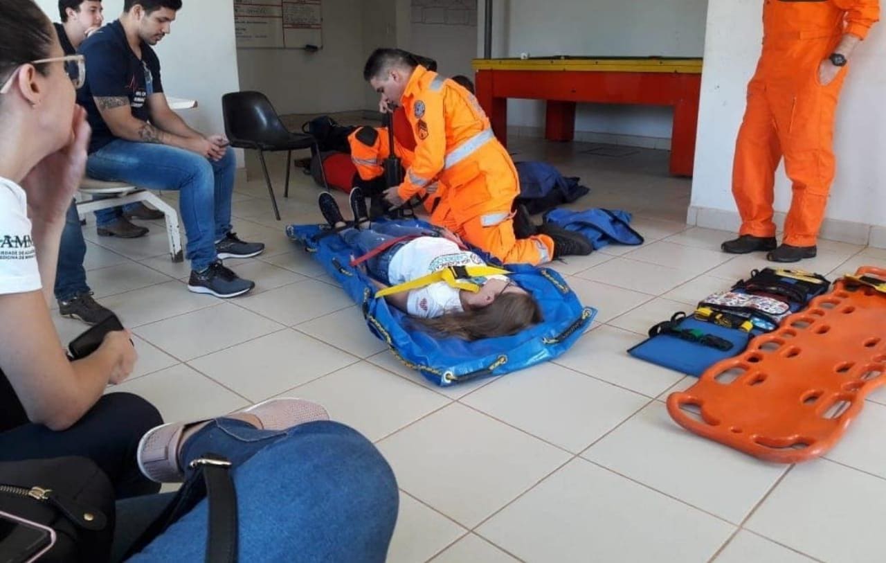 Imagem representando equipe do corpo de bombeiro aplicando técnica de resgate