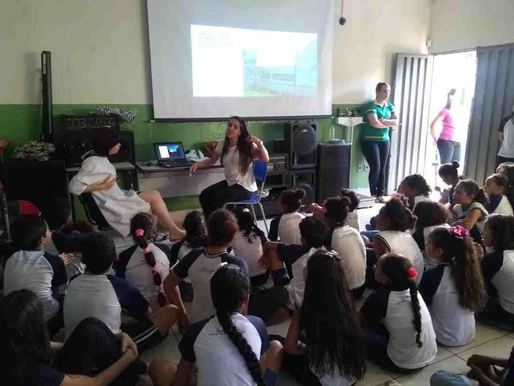 Imagem representando crianças assistindo aula promovendo saúde