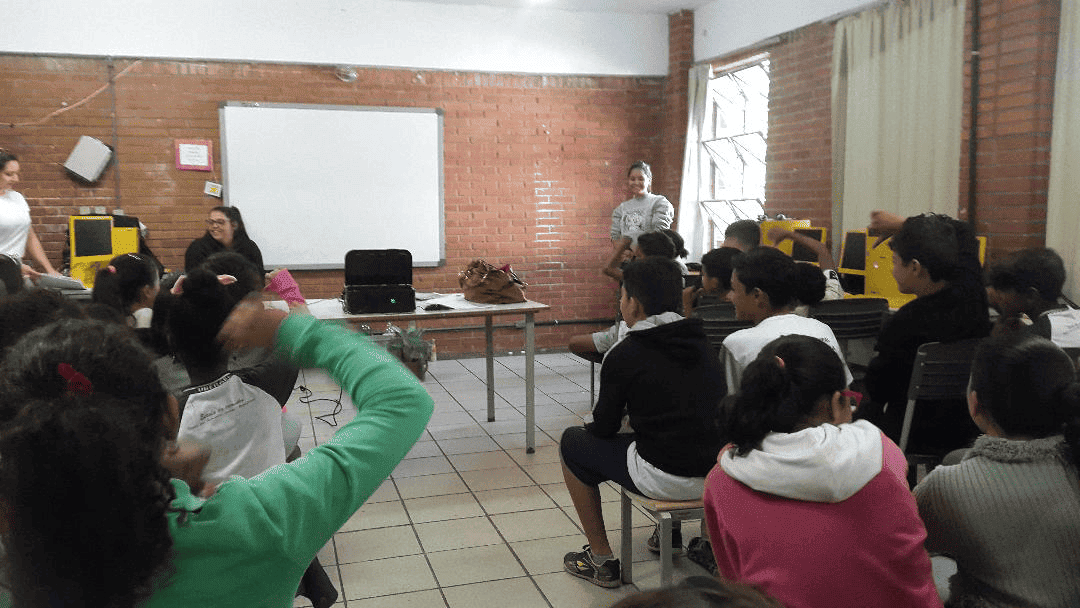 Imagem representando crianças assistindo aula sobre promovendo saúde