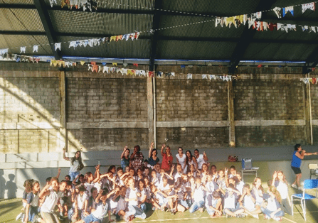 Imagem representando crianças reunidas na quadra para tirar foto