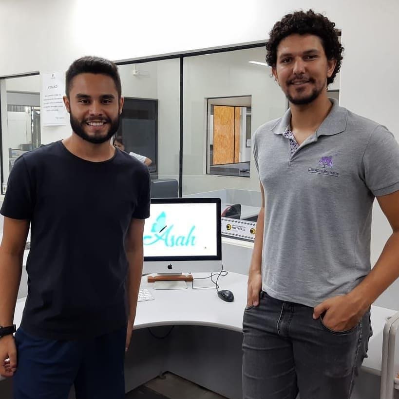 Imagem representando dois homens participando do projeto asah