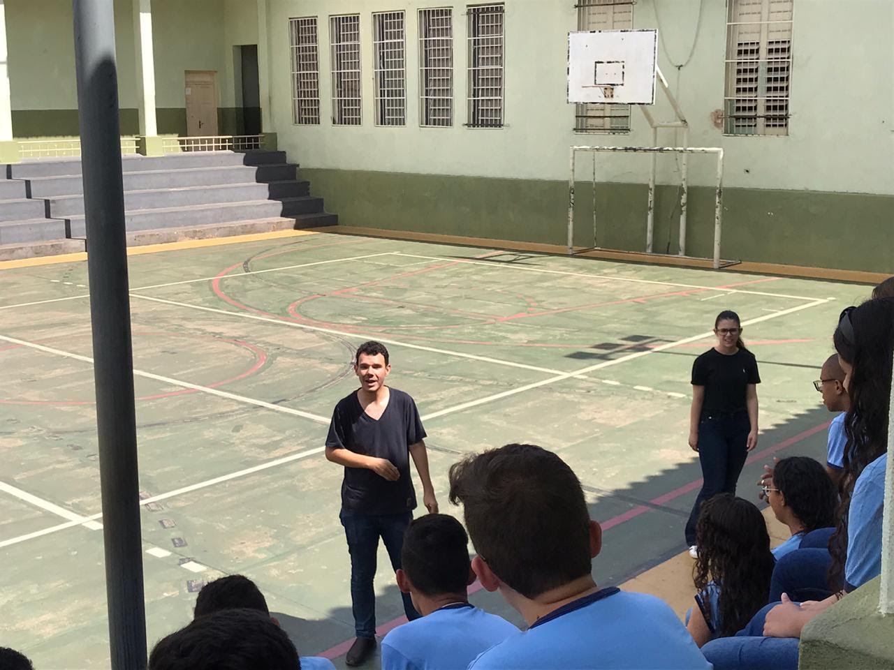 Imagem representando dois alunos recitando o poema dos desejos