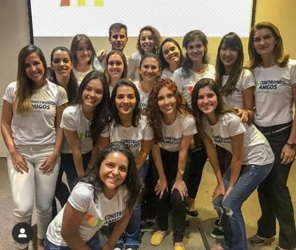 Imagem representando um grupo de pessoas tirando foto no simpósio Construindo Amigos - projeto de extensão realizado em 2019