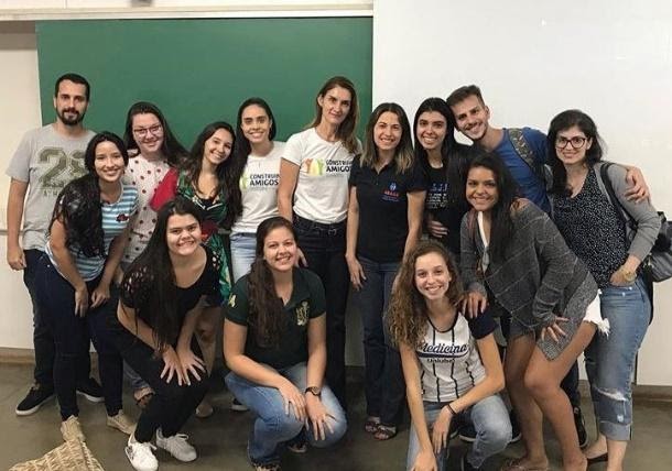 Imagem representando um grupo de pessoas tirando foto em uma palestra sobre adoção com a palestrante Jussara Marra, autora do livro Adoção ao Alcande de Todos.