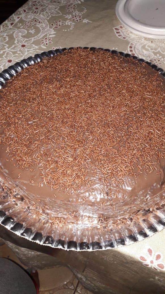 Imagem representando um bolo de chocolate na comemoração do aniversário de uma das crianças da casa