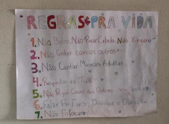 Imagem representando um papel escrito a mão colorido sobre regras para a vida elaborado juntamente com as crianças