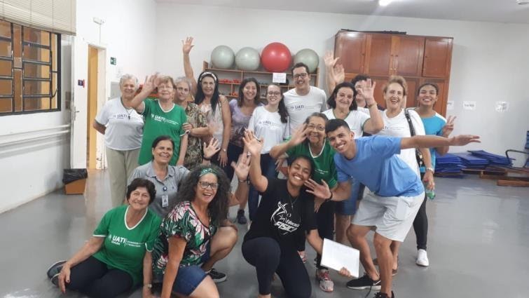 Imagem representando grupo de pessoas do projeto alongue-se retirando foto