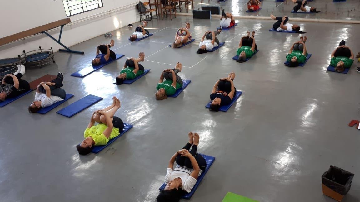 Imagem representando um grupo de pessoas alongando o abdominal