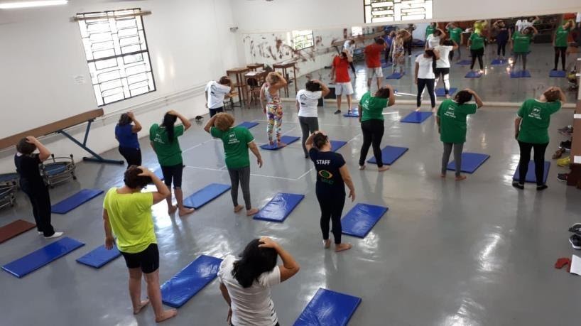 Imagem representando um grupo de pessoas alongando o pescoço