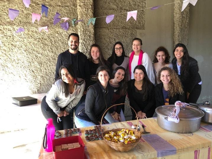 Imagem representando um grupo de integrantes do projeto retirando foto na festa junina em 2019
