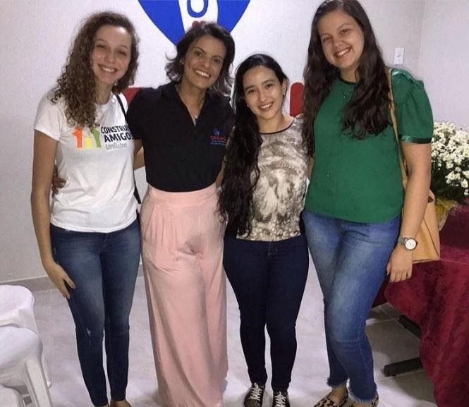 Imagem representando um grupo de mulheres integrantes do projeto retirando foto em evento do Grupo de Apoio à Adoção de Uberaba (GRAAU)