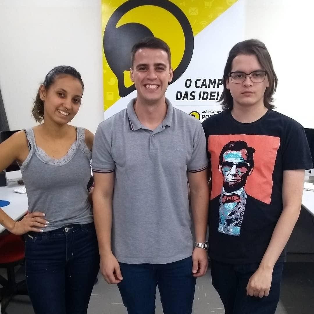 Imagem representando grupo de 2 homens e uma mulher no projeto ponto de ideias