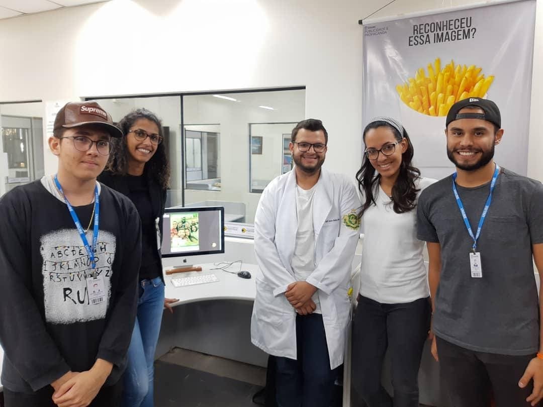 Imagem representando grupo de 3 homens e 2 mulheres no projeto ponto de ideias