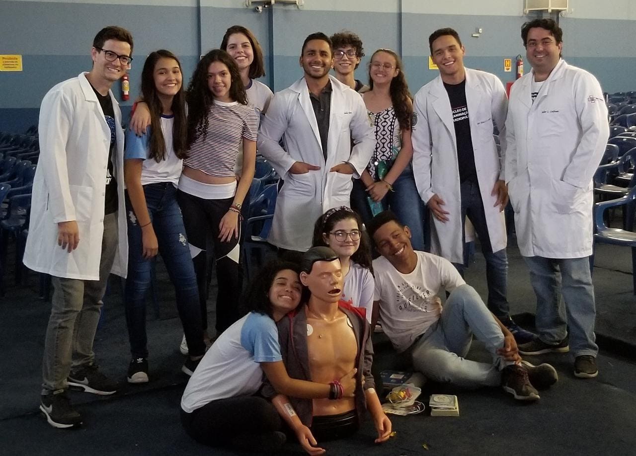 Imagem representando grupos de alunos reunindo para tirar foto