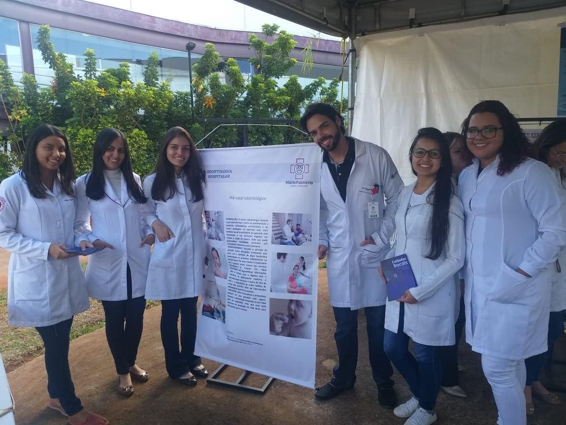 Imagem representando grupo de médicos apresentando o projeto