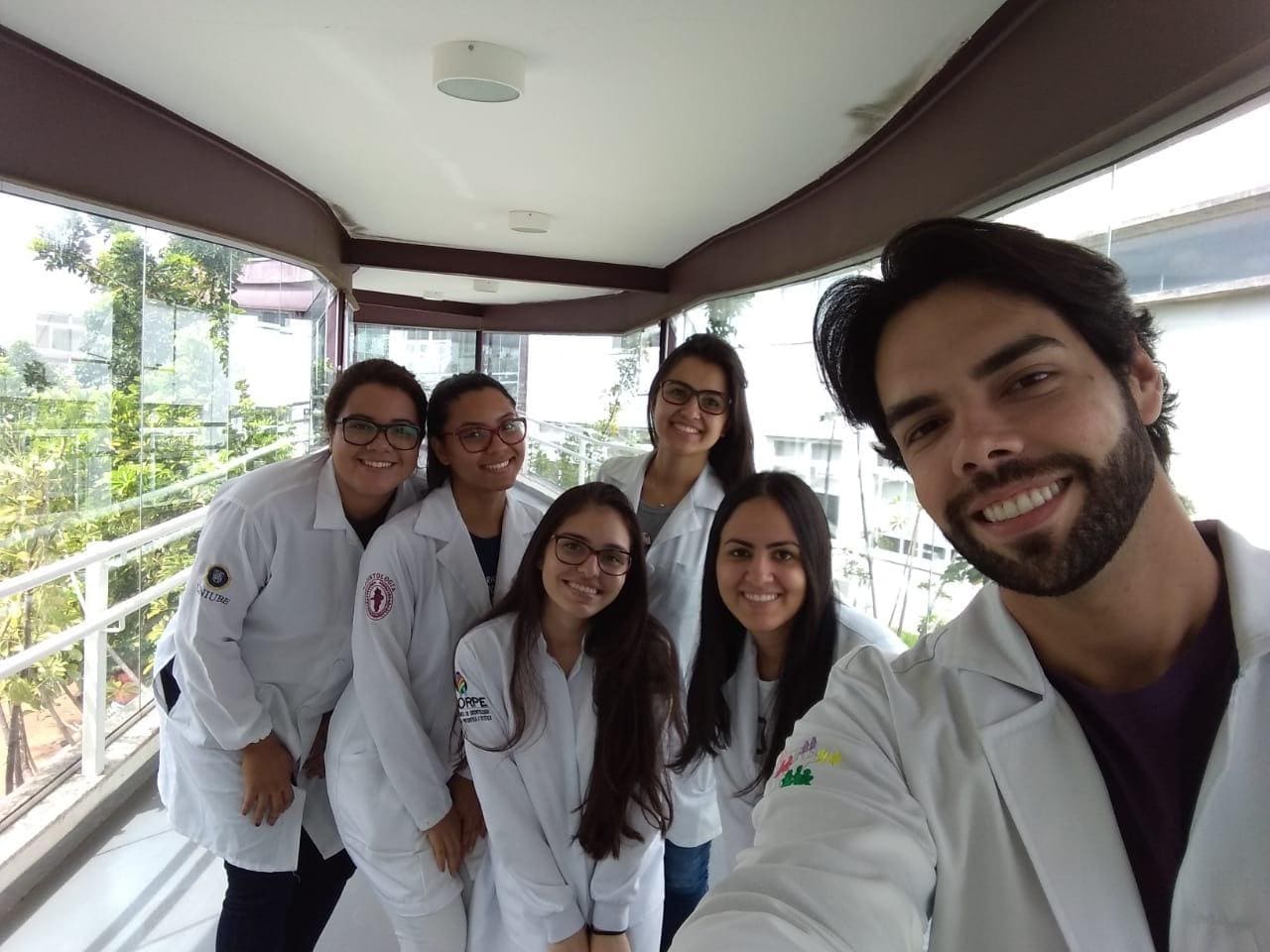 Imagem representando grupo de médicos no corredor do hospital MPHU