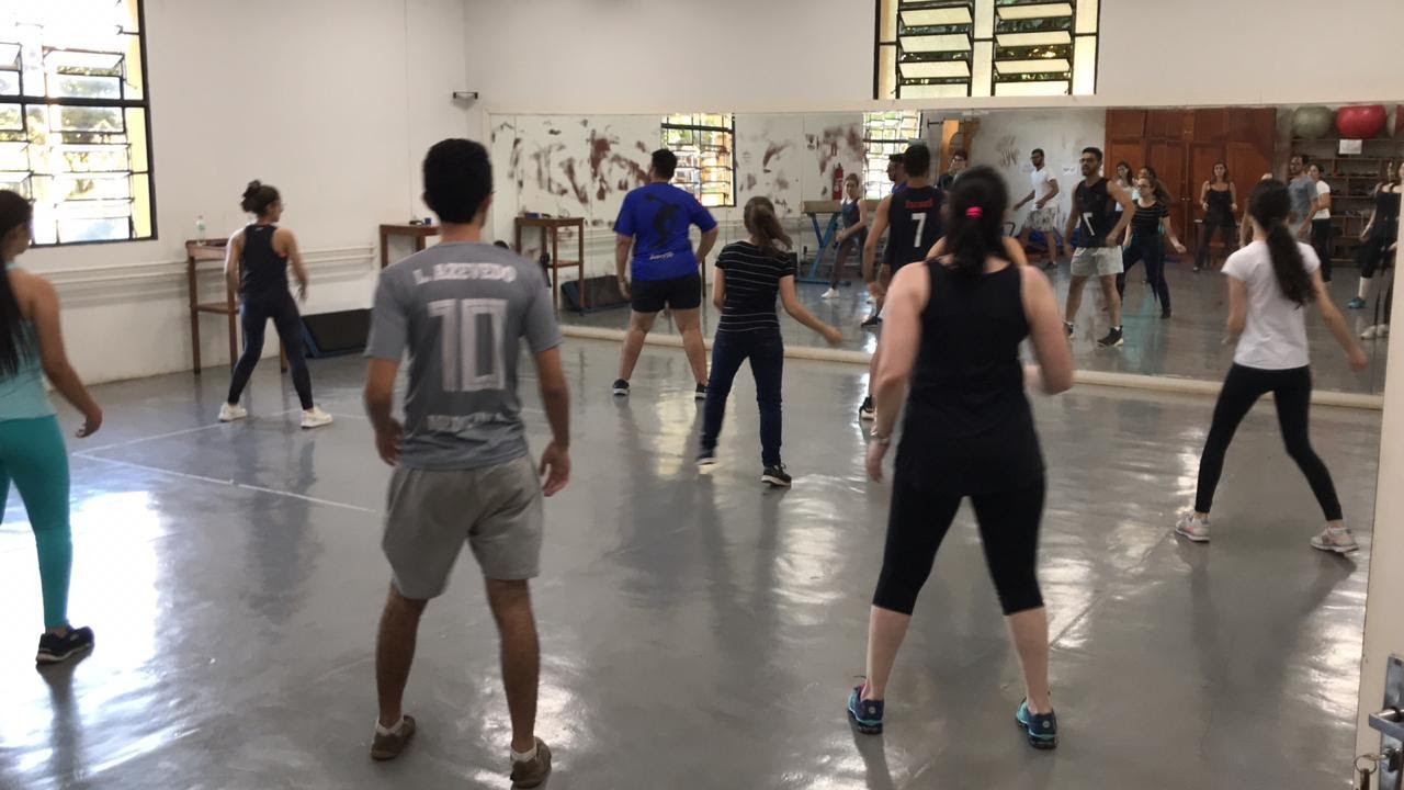 Imagem representando grupo de pessoas dançando em um studio