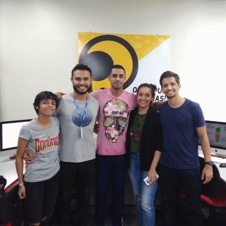 Imagem representando grupo de pessoas de 3 homens e 2 mulheres no projeto ponto de ideias