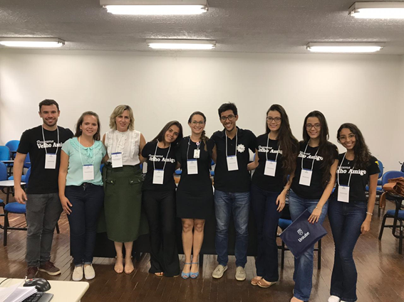 Imagem representando grupo de pessoas retirando foto na sala