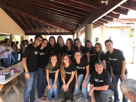 Imagem representando grupo de pessoas retirando foto em uma chacára