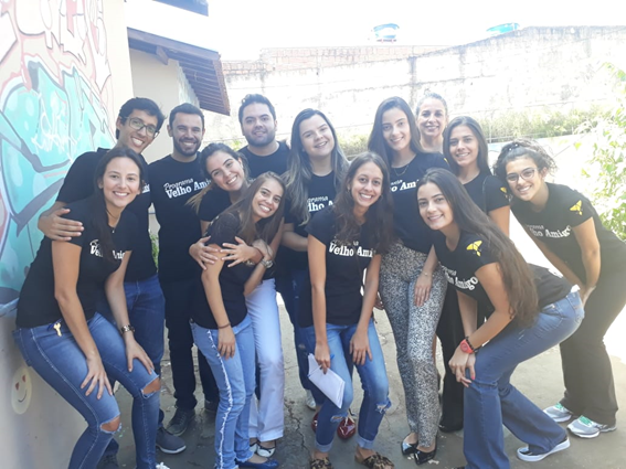 Imagem representando grupo de pessoas retirando foto no projeto velho amigo