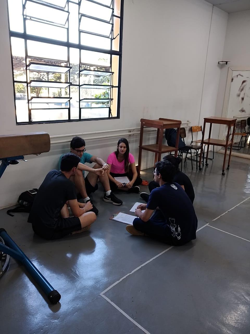 Imagem representando grupo de pessoas reunidas em círculo conversando