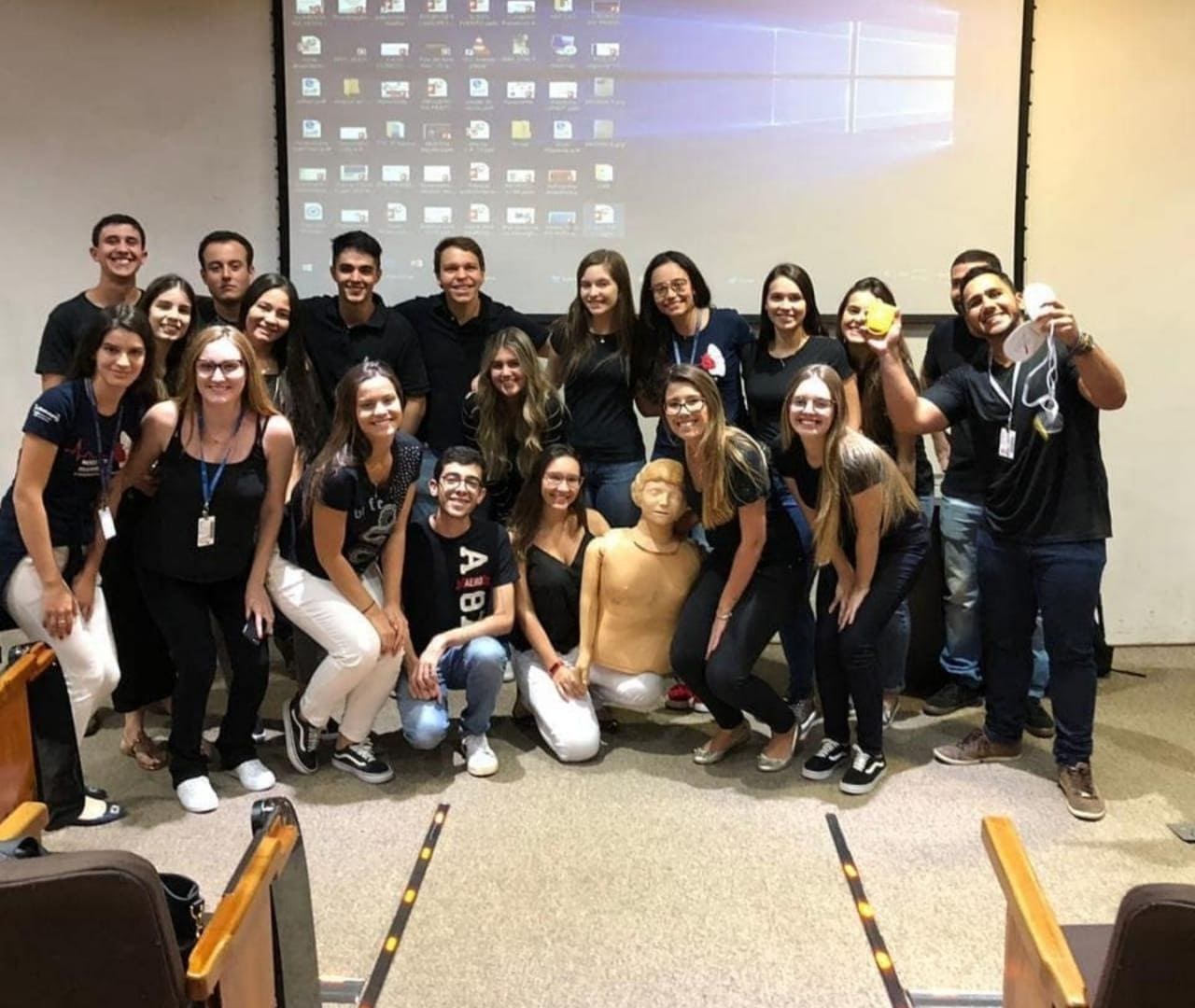 Imagem representando grupo de pessoas reunindo para tirar foto