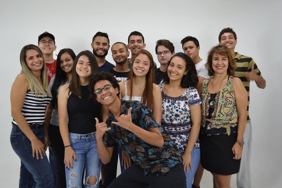 Imagem representando um grupo de várias pessoas no projeto ponto de ideias