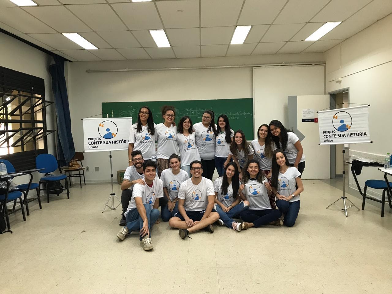 Imagem representando um grupo de alunos retirando foto na sala do projeto conte sua história