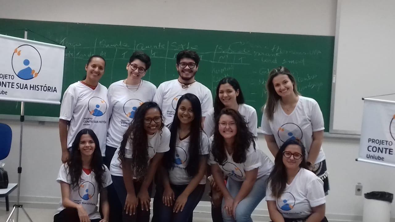 Imagem representando um grupo de alunos retirando foto na sala do projeto conte sua história