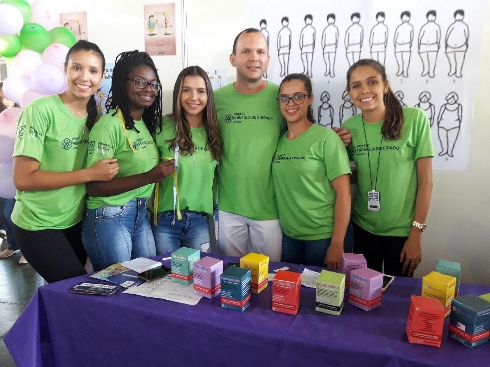 Imagem representando umm grupo de estudantes de fármacia no projeto fórmula do cuidado