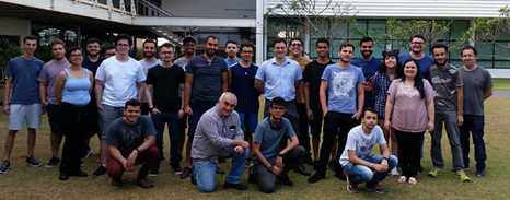 Imagem representando grupos de participantes da maratona de programação em um campo aberto.