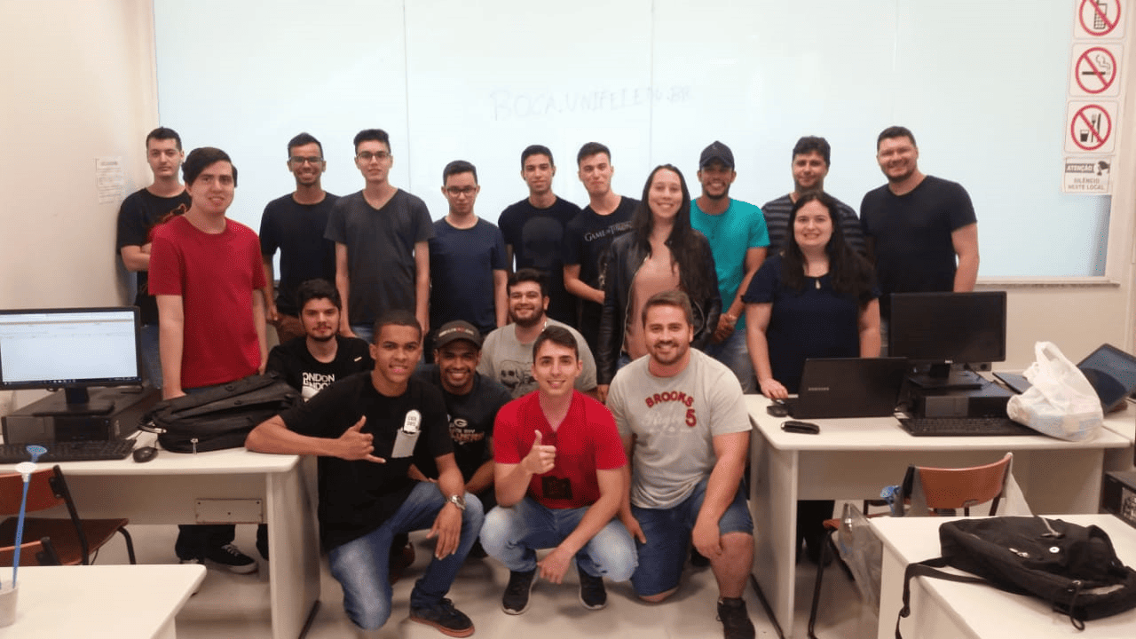 Imagem representando grupos de participantes na maratona mineira 2019 no campus Uniube Uberlândia