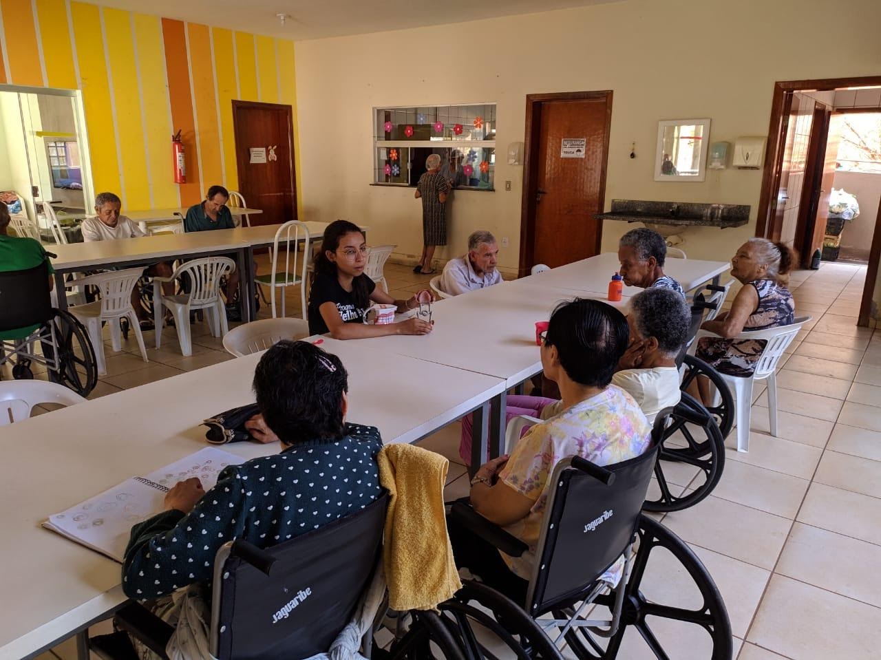 Imagem representando idosos participando do projeto velho amigo