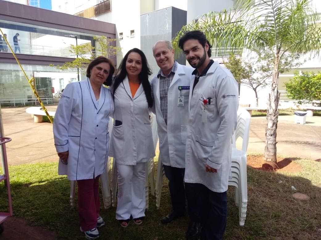 Imagem representando um grupo de médicos tirando foto.