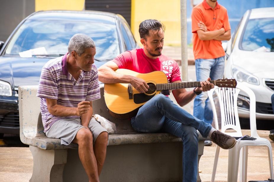 Imagem representando uma pessoa tocando violão no projeto street store