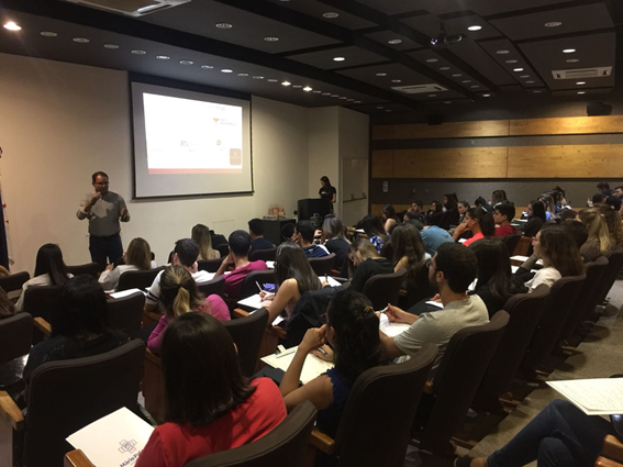 Imagem representando uma palestra no projeto velho amigo